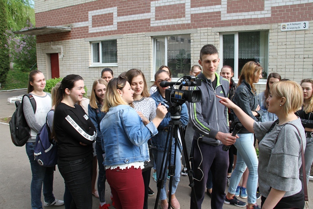 Учні пробують себе у ролі оператора та інтерв'юєра